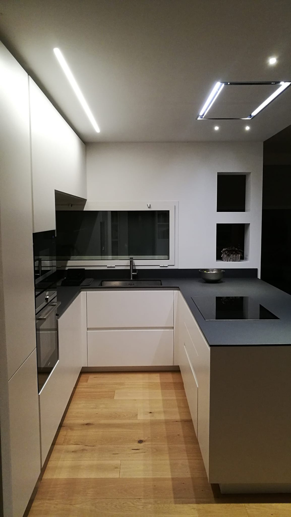 cucina moderna bianco e nero led