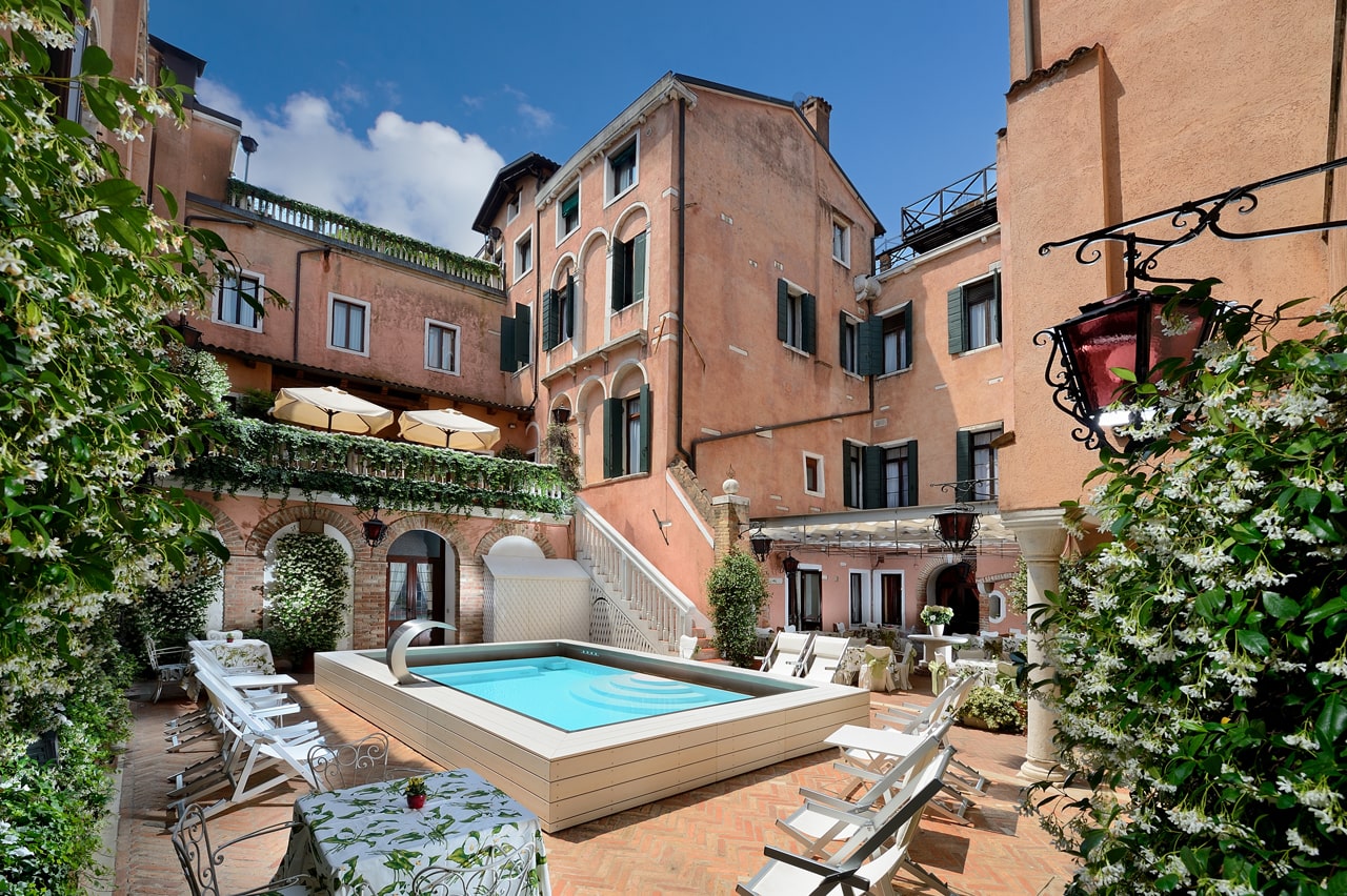 Hotel Giorgione piscina arredamento esterno